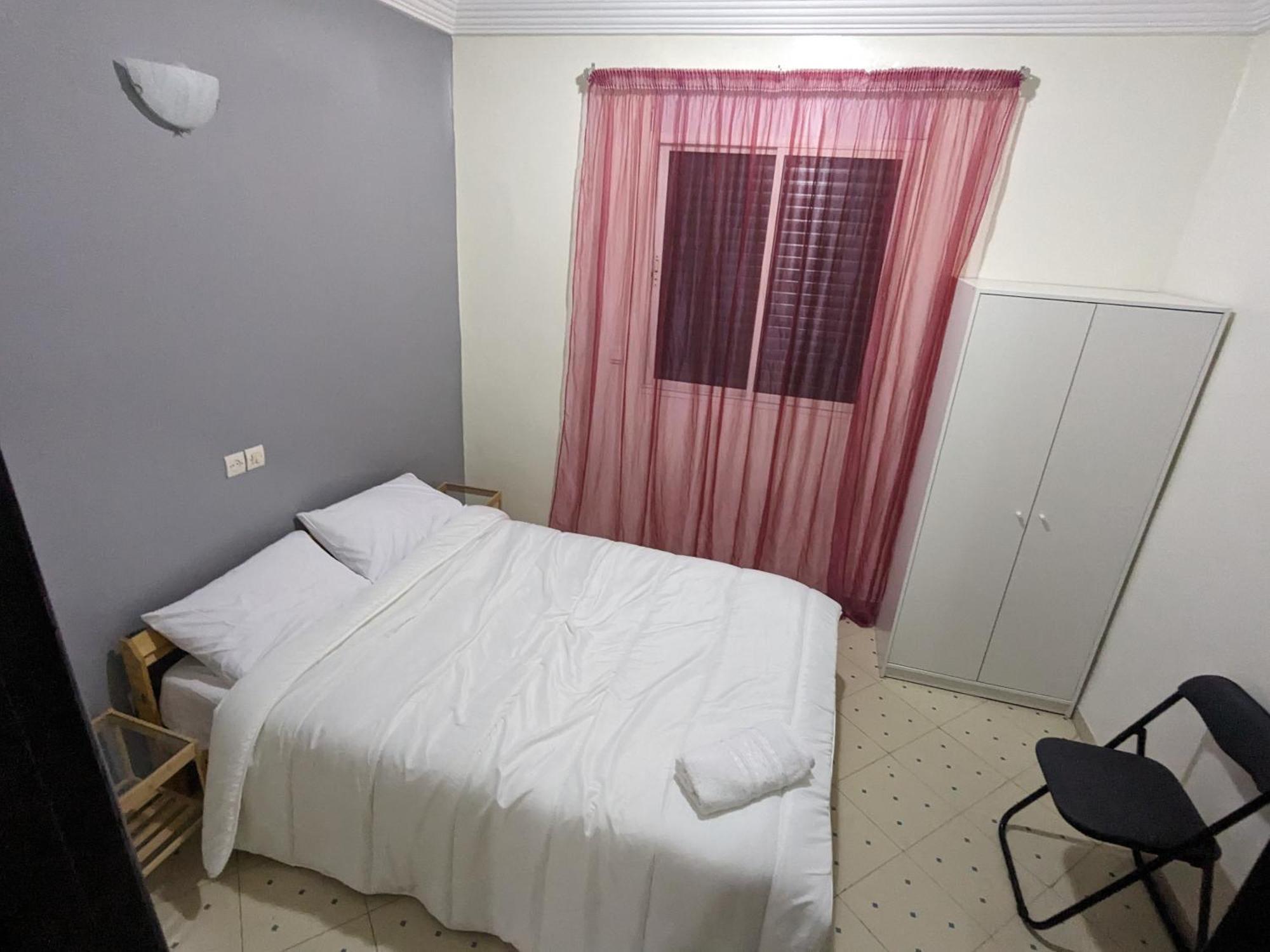 Perfect Place In Casa But Not Too Close, Great Transportation And 5km To The Beach And Shops All Around Trams, Buses, Train Couette-café Casablanca